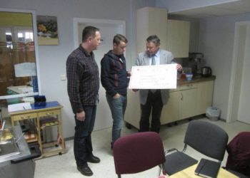 Klaus-Peter Schulze überreicht seine Spende an den Leiter der Tafelprojekte beim ASF, Kai Noack, und den Leiter der Cottbuser Tafel, Herrn Brach (v.r.n.l.).