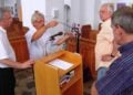 Auswahl der Mikrofontechnik v.l. Pfarrer Lange, Frank Donath (Firma Strässer) Andreas Klemm und Andreas Hammer