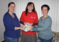 Anja Barthel, Babett Brendel und Gloria Scholz (v.l.n.r.) bei der Spendenübergabe