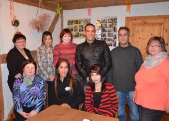 In die neue Amtszeit gestartet: Die Mitglieder des Integrationsbeirates, die Integrationsbeauftragte Kathrin Tupaj (li.) und Sylvia Leisner von der Migrationsberatungsstelle Frakima (re.). Den Vorsitz übernimmt Mariana Kunipatz aus Schwarzheide (Mitte, vorn), ihr Vertreter ist Mohamed El Ferouhy (hinten, 3.v.r.).