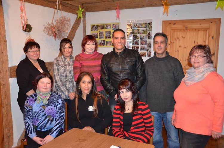 In die neue Amtszeit gestartet: Die Mitglieder des Integrationsbeirates, die Integrationsbeauftragte Kathrin Tupaj (li.) und Sylvia Leisner von der Migrationsberatungsstelle Frakima (re.). Den Vorsitz übernimmt Mariana Kunipatz aus Schwarzheide (Mitte, vorn), ihr Vertreter ist Mohamed El Ferouhy (hinten, 3.v.r.).