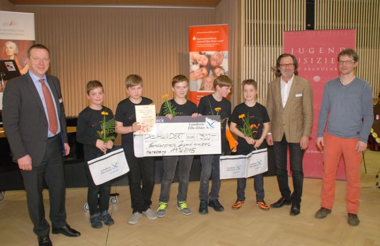 Schüler der Kreismusikschule holten den Sonderpreises des Landrates in der Kategorie Schlagzeug-Ensemble und stellten sich anschließend zum Gruppenfoto v.l.n.r.: Landrat Christian Heinrich-Jaschinski, Jannik Kloditz, Florian Bergener, Finn Jäpel, Nils Ertle, Richard Schmidt, Musikschulleiter Thomas Prager und Musikschullehrer Lars Weber.