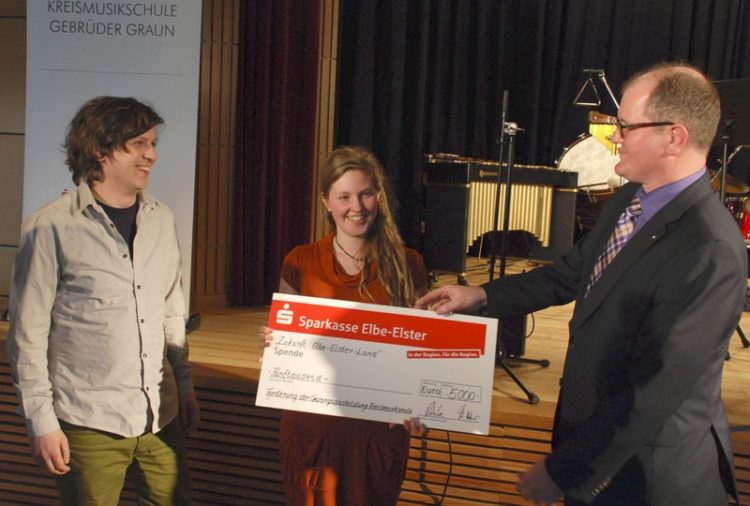 Im vergangenen Jahr übergab das Vorstandsmitglied der Sparkassenstiftung „Zukunft Elbe-Elster-Land“, Thomas Hettwer (r.), einen Scheck in Höhe von 5.000 Euro an Musikschullehrer Sebastian Pöschl (l.) und Tina May (M.) für die Gesangsausbildung an der Kreismusikschule „Gebrüder Graun“.