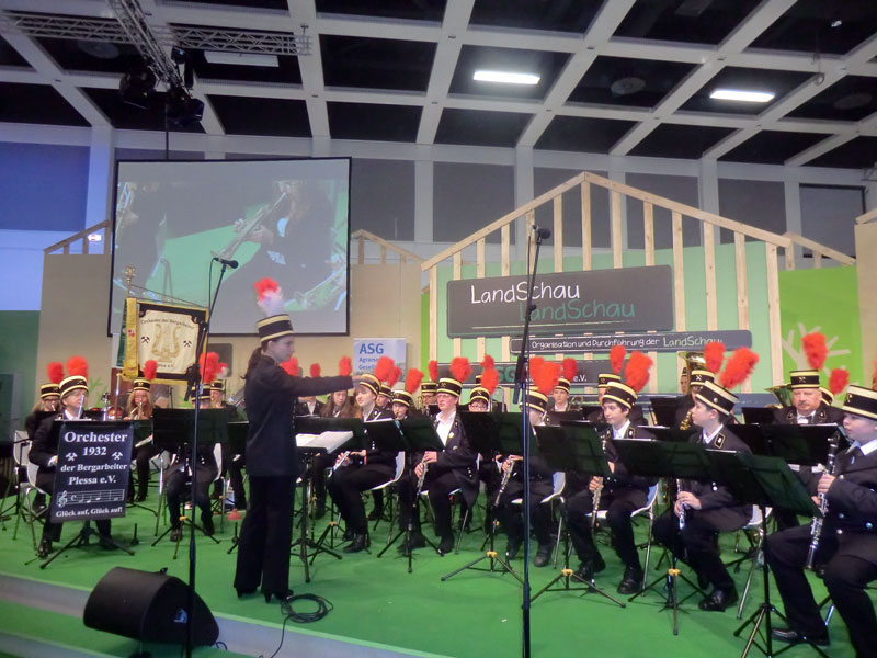 Blasorchesters der Bergarbeiter Plessa e.V. und Jugendblasorchesters der Lindenschule Plessa auf der Grünen Woche 2016 F Grit Opitz