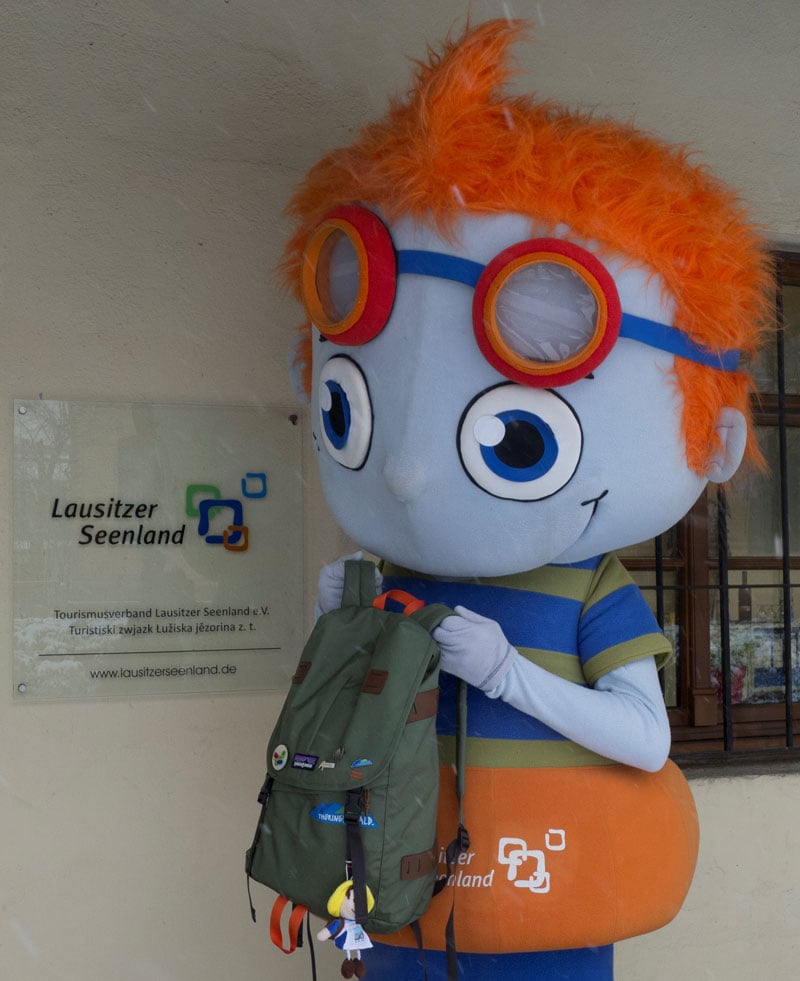 pit nimmt wanderrucksack in empfang F Lausitzer Seenland