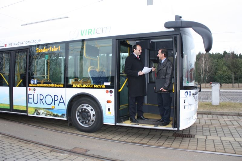 Cottbusverkehr GmbH Geschäftsführer Ralf Thalmann und ebe EUROPA GmbH Vertriebsmitarbeiter Jochen Hellmann im Eingangsbereich des Elektrobusses