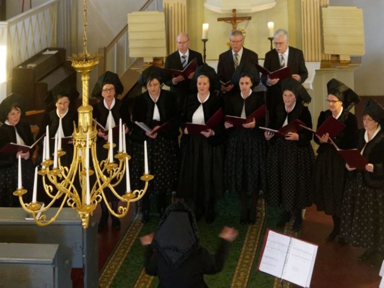 Chor Łužyca w janšojskej cerkwi. Der Chor Łužyca in der Kirche Jänschwalde.