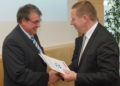 Andreas-Schumann-LR-H-J-25-Jahre-im-Dienste-des-Handwerks-unterwegs-F-Pressestelle-Kreisverwaltung-LK-EE