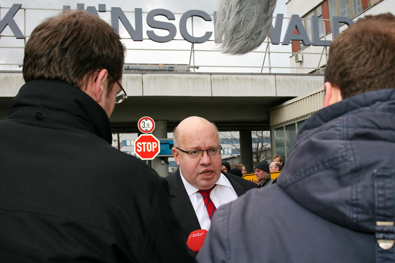 Vor dem Kraftwerk Jänschwalde empfingen Lausitzer Bürger Peter Altmaier 2 F Pro Lausitzer Braunkohle eV