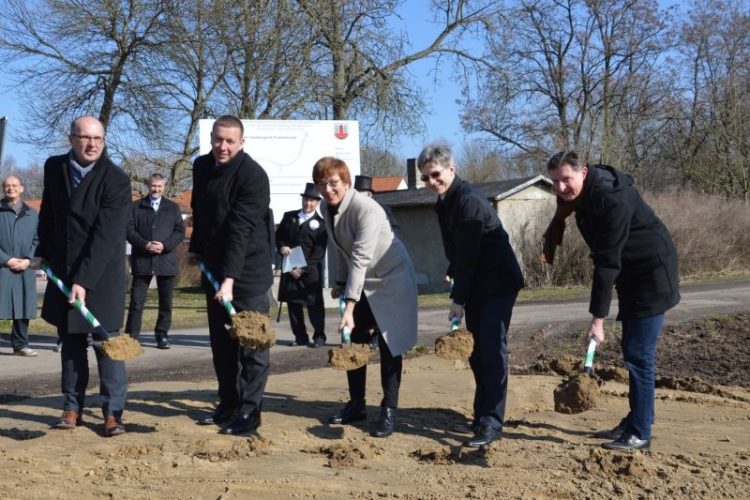 Erster Spatenstich für die Südtangente in Finsterwalde. (v.l.n.r. Ralf Tulke, Vertreter der Fördermittelbewilligungsstelle, Elbe-Elster-Landrat Christian Heinrich-Jaschinski, Verkehrsministerin Kathrin Schneider, Bürgermeister Jörg Gampe, Stadtverordnetenvorsteher Andreas Holfeld