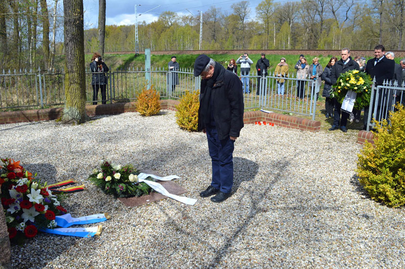 Kranzniederlegungen erinnerten auch 2016 an Verlorenen Transport 2 F Landkreis Elbe Elster