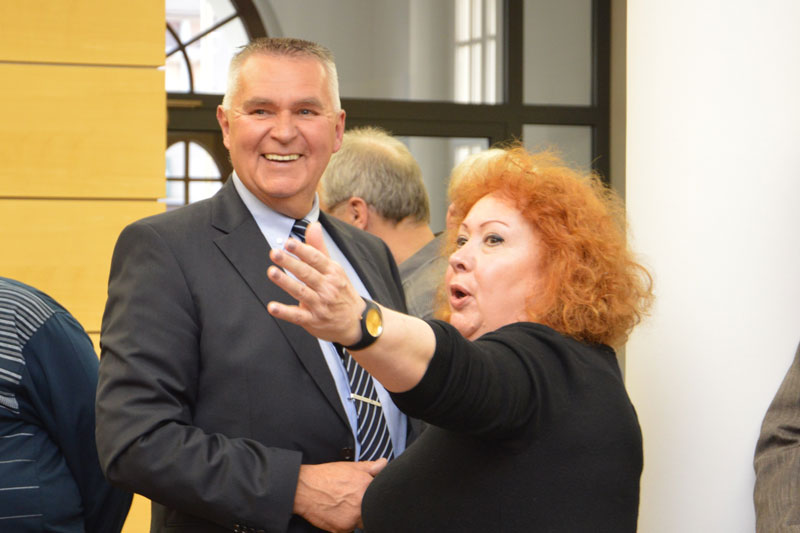 Laudator Dietrich Tosch und die Künstlerin Mauricette Bao Palade bei der Vernissage am 12. April in der Sparkassen Kunstallee in Finsterwalde F STadt Finsterwalde