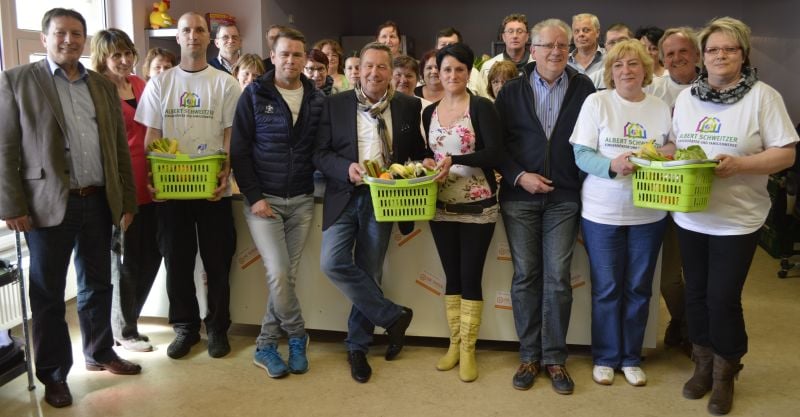Roland Kaiser gemeinsam mit den Mitarbeitern der Albert Schweitzer Tafel Cottbus