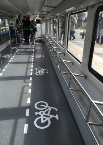 Beklebung im Zug F VBB