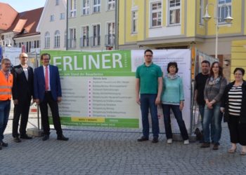 Händler und Stadt Finsterwalde beleben Baustelle. v.l.n.r. Volkhard Raden von Voigt-Ingenieure, Wirtschaftsförderer Torsten Drescher, Jürgen Riecke von der Sparkasse Elbe-Elster, Torsten Mayer von der Buchhandlung Mayer, Birgit Szajestek von Heppe und Müller, Thorsten Zickert vertritt XARA-Fashion, Nicole Mogk von Belitz-Reisen und Heike Baumgartl von amplifon