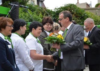 WGF-Geschäftsführer René Junker gratuliert seinen Mitarbeiterinnen für 25 Jahre Treue zum Unternehmen.