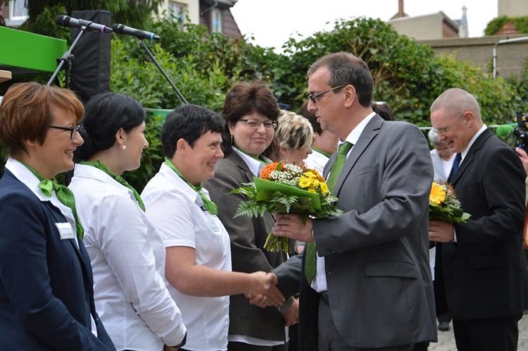 WGF-Geschäftsführer René Junker gratuliert seinen Mitarbeiterinnen für 25 Jahre Treue zum Unternehmen.