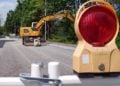 Straßenbaustelle mit Bagger und Warnleuchte (Symbolbild)