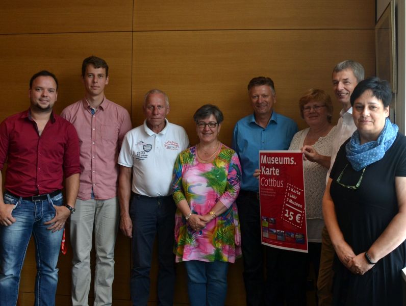 Eine Museumskarte, sieben Museen in Cottbus. v.l. Benjamin Andriske (Spremberger Turm); Robert Büschel (Stadtmuseum); Eggert Lubitz (Flugplatzmuseum); Sylvia Wähling (Menschenrechtszentrum); Olaf Schöpe (Tourismusverein Cottbus); Claudia Fröhner (CMT; CottbusInfo); Gert Streidt (Schloss und Park Branitz); Annette Schiffner (Apothekenmuseum); Nicht auf dem Bild: Dieselkraftwerk