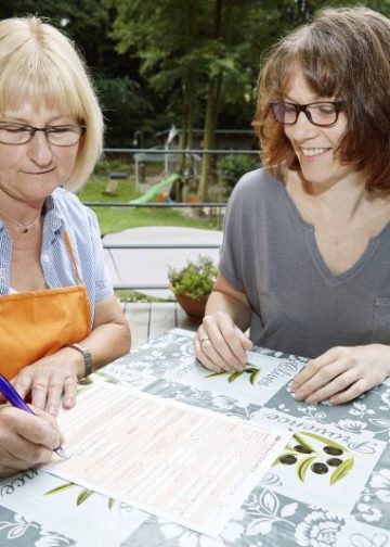 Beide beim Ausfüllen des Haushaltschecks; Quelle: Minijobzentrale