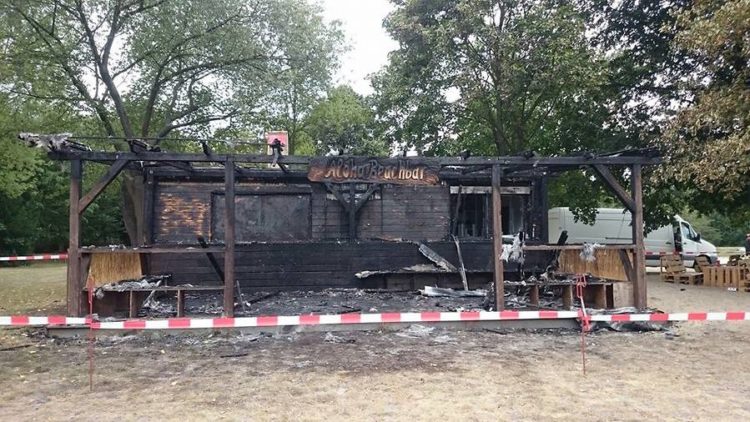 Abgebrannte Strandbar in Senftenberg; Facebookfoto der Betreiber