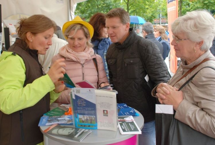 Mit dabei im Elbe-Elster-Zelt Beate Senftleben (l.) vom Evangelischen Jugendbildungsprojekt Wintergrüne in Torgau, die für die Station Torgau im Luther Pass warb.