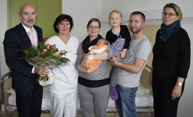 Bild: CTK-Geschäftsführer Dr. med. Götz Brodermann (l.) und die Pflegedirektorin Andrea Stewig-Nitschke (r.) gratulierten mit Blumen. Mit den Eltern Jenny Pantel (mit Baby Phil) und Michael Pantel (2.v.r.) und Schwesterchen Pia freute sich auch Krankenschwester Bärbel Knepper (2.v.l.).  Foto: CTK