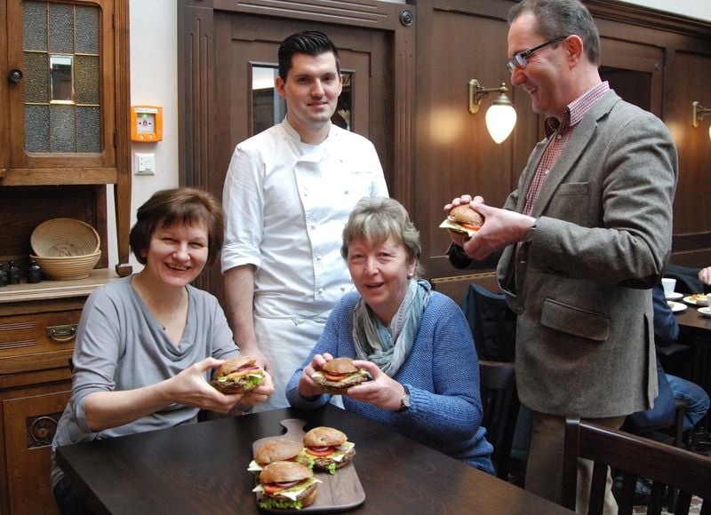 Sieht gut aus, schmeckt lecker. Die Idee vom Luther-Burger kam von Pfarrer Markus Herrbruck. Kreiert wurde er von der Bäckerei Bubner.