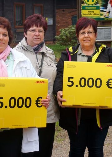 Insgesamt 10.000 Euro spendete Jens Riewa und Frank Bettgenhäuser, Chef der Deutschen Post für die neuen Bundesländer, dem Verein zur Hilfe Sozialschwacher in Lübbenau und der Suppenküche des Deutschen Roten Kreuz in Lübbenau