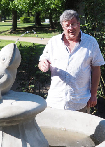 Gartenarchäologe Brian Dix im Rosengarten Forst