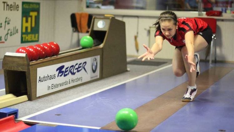 Victoria Schneider beim Abwurf in einem Bundesligaspiel