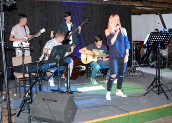 Man kannte sich noch am Probentag zuvor fast gar nicht. Die extra für diesen Abend zusammengestellten Rock-Formation mit Erik, Felix, Robbi, Niclas, Noah und Sängerin Melanie Kienzel.