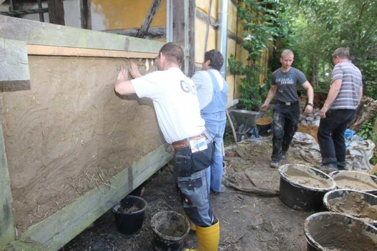 Arbeiten mit Lehm beim Handwerkskurs im Freilandmuseum Lehde.