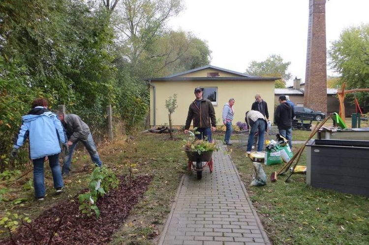 Kinder und Erwachsene des Fördervereins der Astrid-Lindgren-Grundschule Falkenberg/Elster e.V. haben in dem Vorhaben 2016 ein "grünes Klassenzimmer" erschaffen.