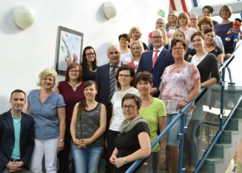 Gruppenbild mit den 21 Erzieherinnen, die derzeit am Oberstufenzentrum Finsterwalde die Fortbildung absolvieren.