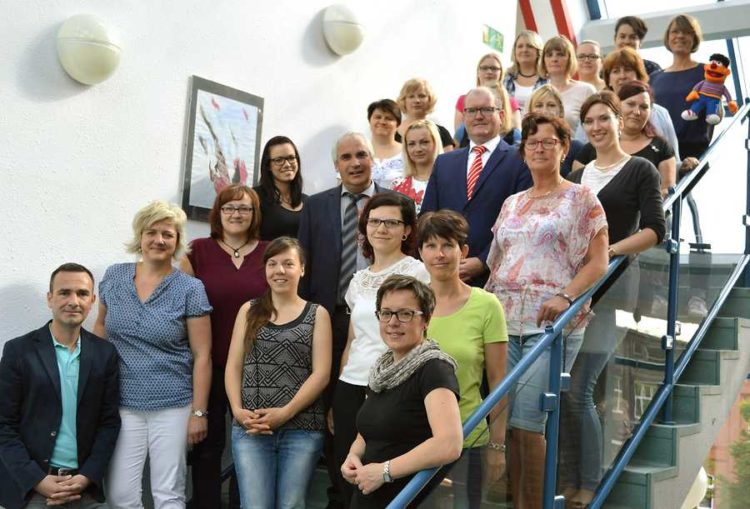 Gruppenbild mit den 21 Erzieherinnen, die derzeit am Oberstufenzentrum Finsterwalde die Fortbildung absolvieren.