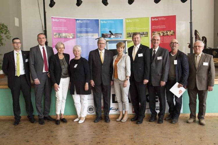 Festveranstaltung – Gruppenbild (v. li.): Marko Langer - Leiter Business Unit der Actemium Fördertechnik Lausitz, Andreas Fredrich – Bürgermeister der Stadt Senftenberg, Prof. Dr. Katrin Salchert – Vizepräsidenten der BTU Cottbus–Senftenberg, Dipl.-Jur. Brigitte Klotz – ehemalige Präsidentin der Fachhochschule Lausitz, Prof. Dr.- Ing. Jörg Steinbach – Präsident der BTU Cottbus–Senftenberg, Dr. Martina Münch – Wissenschaftsministerin des Landes Brandenburg, Siegurd Heinze – Landrat des Landkreises Oberspreewald-Lausitz, Prof. Dr. Roland Sessner –Gründungsrektor der Fachhochschule Lausitz, Manuel Soubeyrand - Intendant der Neuen Bühne Senftenberg, Dr. Wolfgang Friedrich - letzter Direktor der Ingenieurschule Senftenberg.