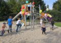Kinder nehmen neuen selbstgeplanten Spielplatz in Brieske in Besitz