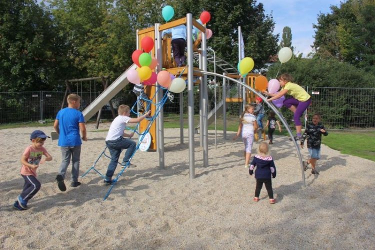 Kinder nehmen neuen selbstgeplanten Spielplatz in Brieske in Besitz