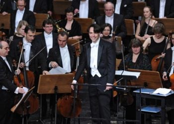 Dirigent Evan Christ und Orchester