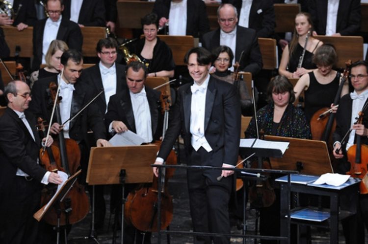 Dirigent Evan Christ und Orchester