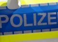 Polizei-Schriftzug auf blau-gelber Fahrzeugbeklebung (Symbolbild)