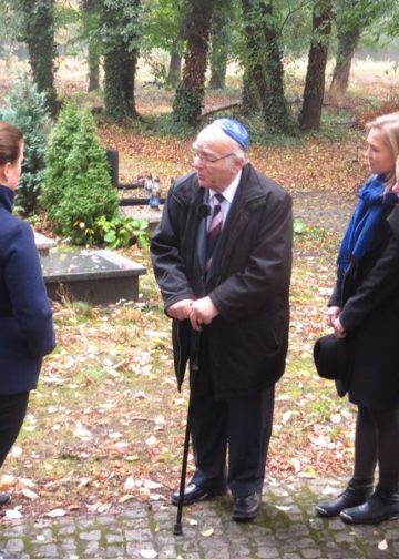 Wir sind Juden aus Breslau-Wolfgang Nossen mit Teilnehmern des Workshops auf Neuem Juedischen Friedhof