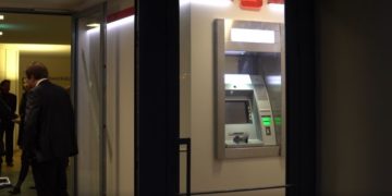 Sparkassen-Geldautomat im Vorraum der Cottbuser HWK