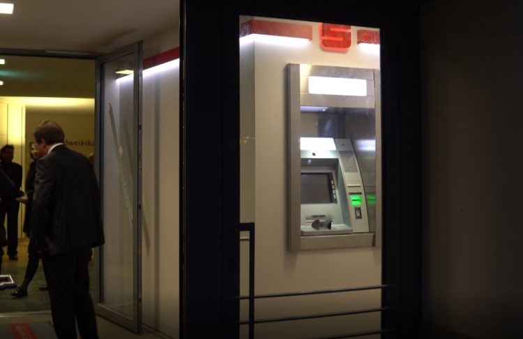 Sparkassen-Geldautomat im Vorraum der Cottbuser HWK