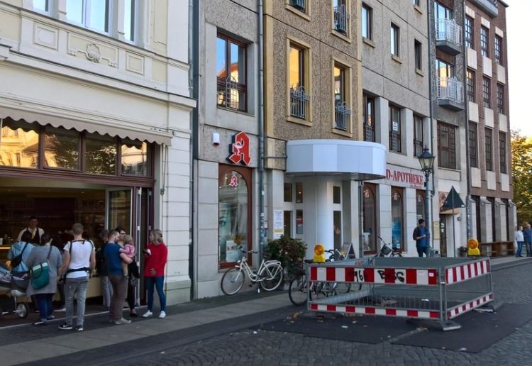 Straßenabsenkung auf dem Cottbuser Altmarkt wird repariert