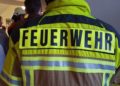 Feuerwehr-Einsatzjacke von hinten vor Publikum (Symbolbild)