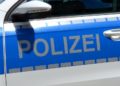 Polizei-Schriftzug auf der Tür eines Streifenwagens (Symbolbild)