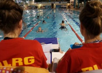 DLRG Zähler beim 24h Schwimmen in Cottbus 2017