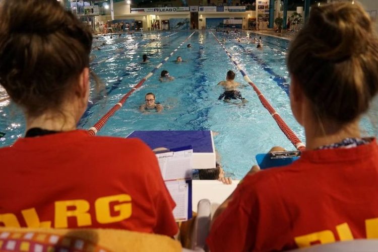DLRG Zähler beim 24h Schwimmen in Cottbus 2017